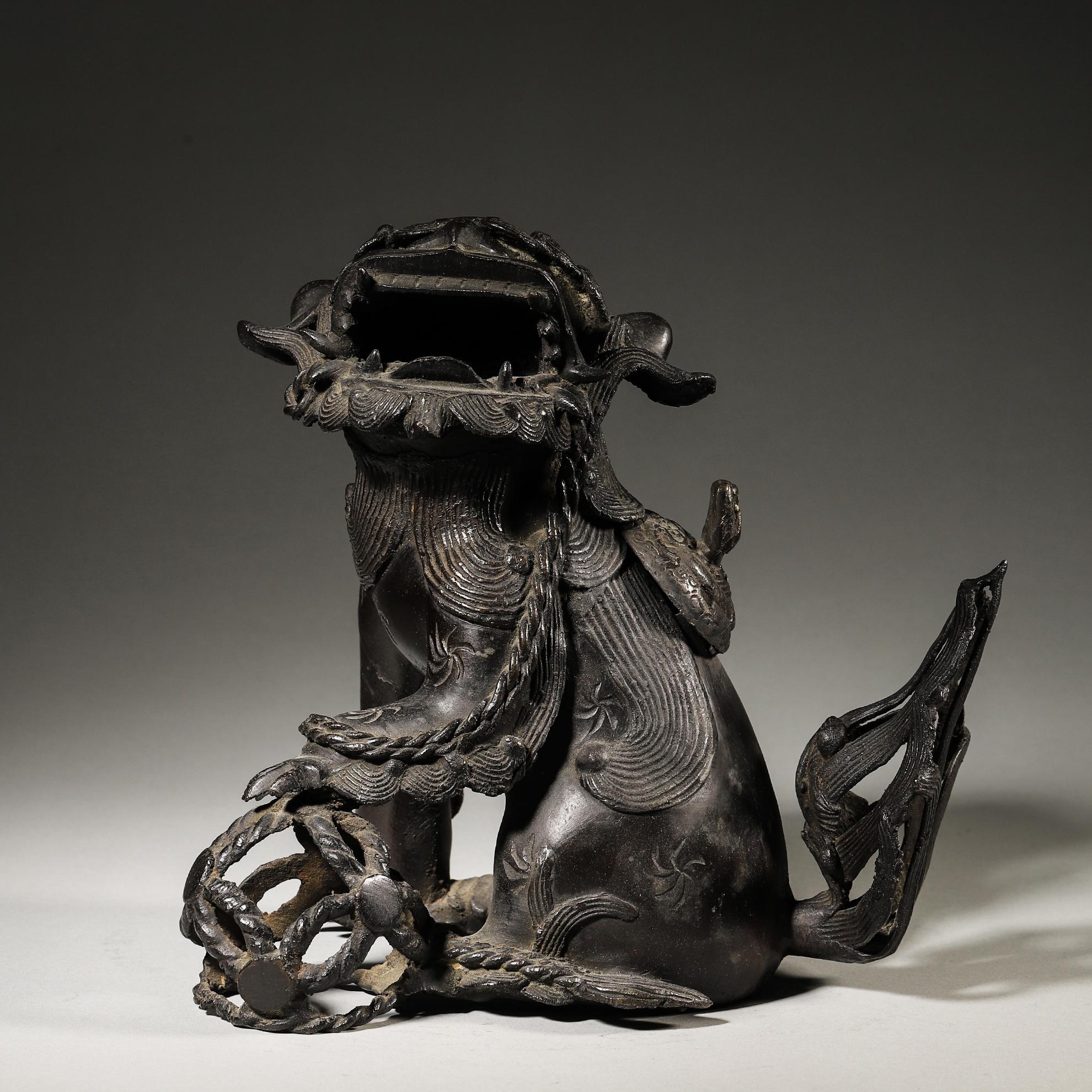 Lot34 清代 狮子戏球形铜香熏