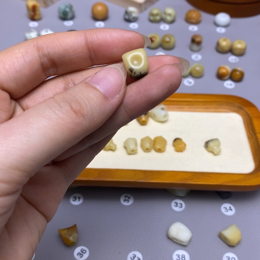 蛇纹石玉配饰合金家**朗