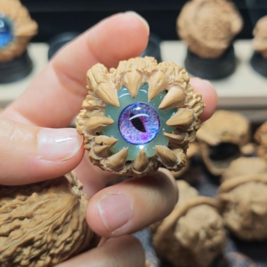 文玩核桃吊坠白狮子雕刻恶魔之眼