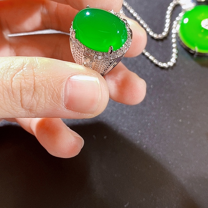 只买单纯的吊坠，没带链子，属的性质。无A101