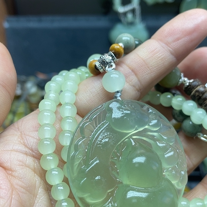 未镶嵌蛇纹石玉颈饰