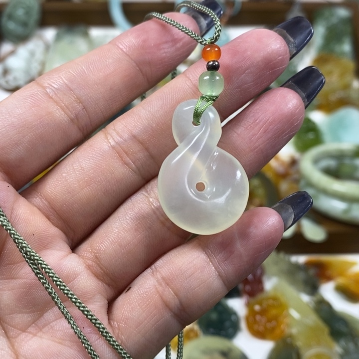 未镶嵌蛇纹石玉吊坠