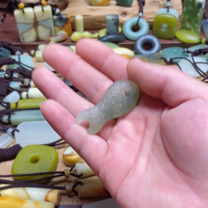 蛇纹石玉挂件未镶嵌