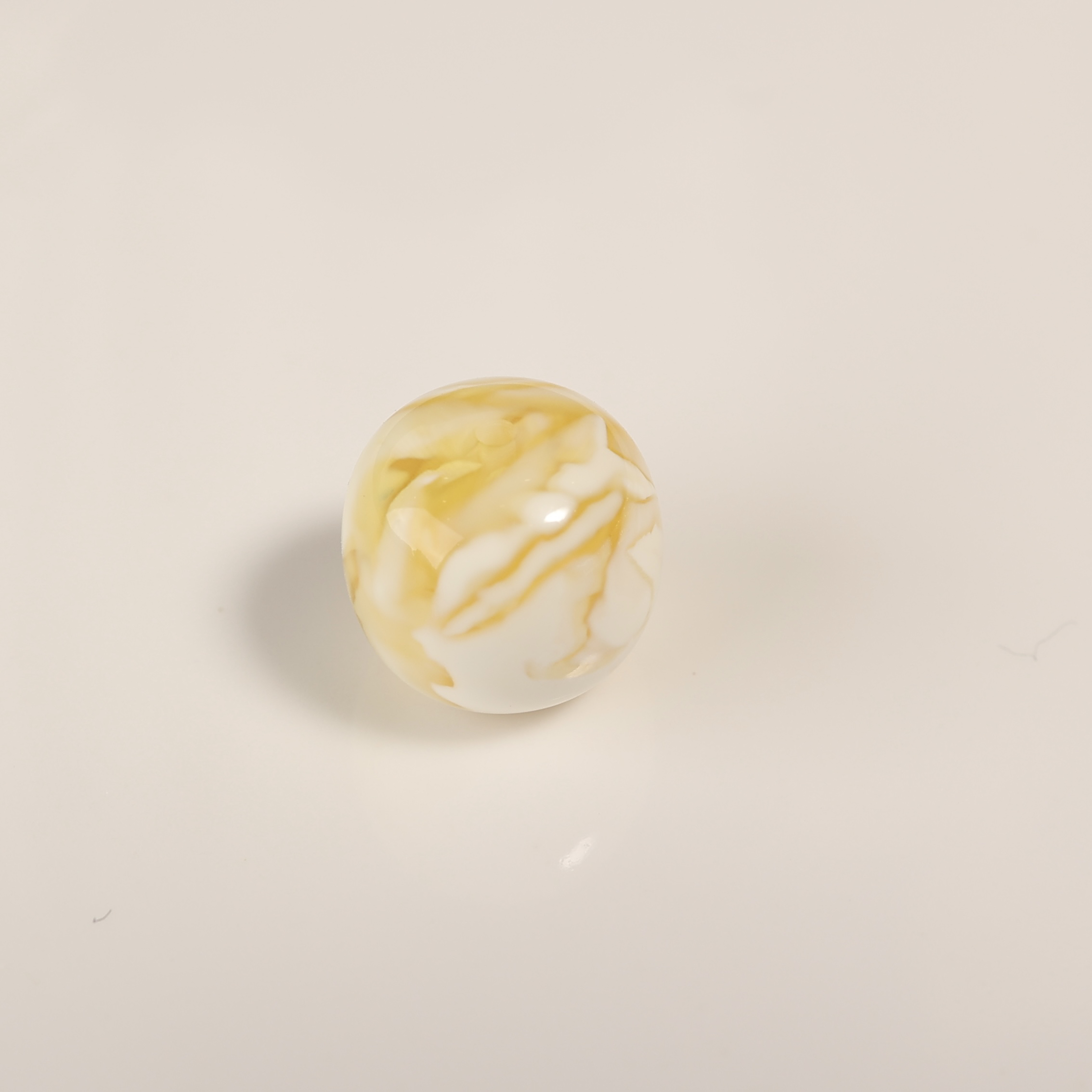 金漆白溶洞闪电纹11*12老型单珠蜜蜡配饰