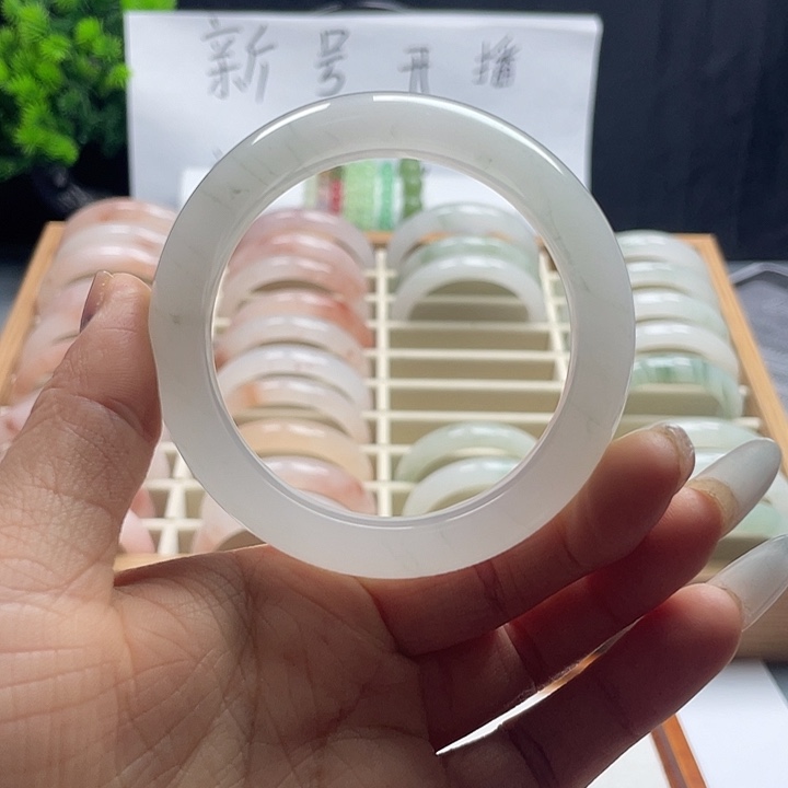 未镶嵌手镯石英质玉（天山翠）55.3