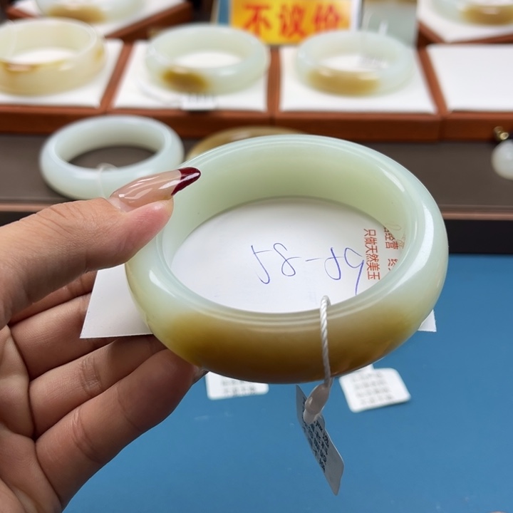 和田玉手镯未镶嵌