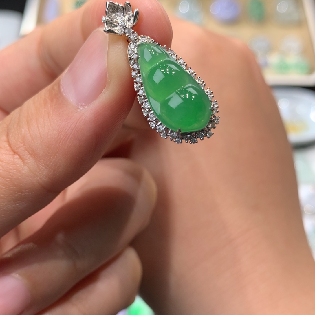 翡翠吊坠(不含链)18K金镶嵌绿福豆