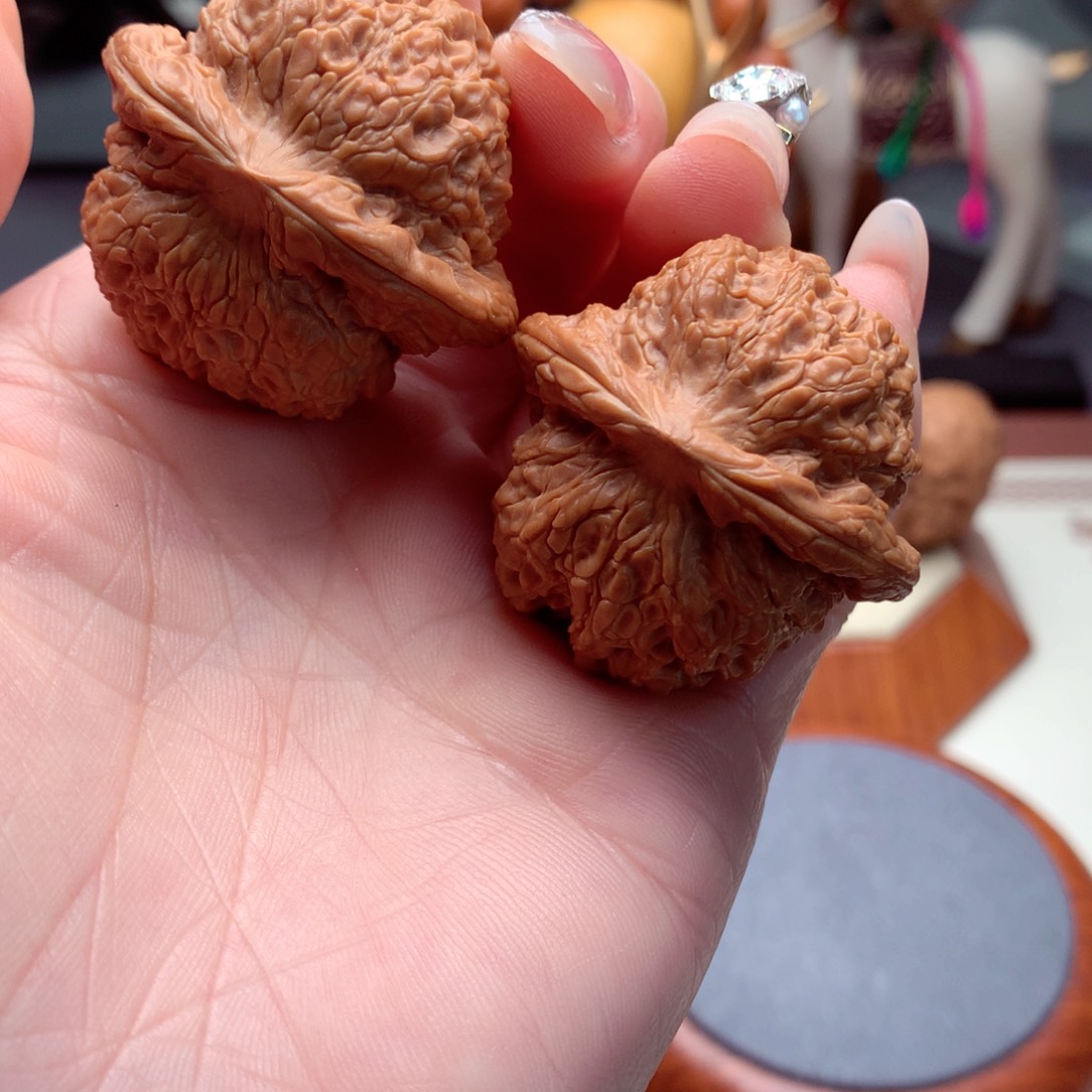 文玩核桃吊坠揣*手血麒麟。  全品。  6号