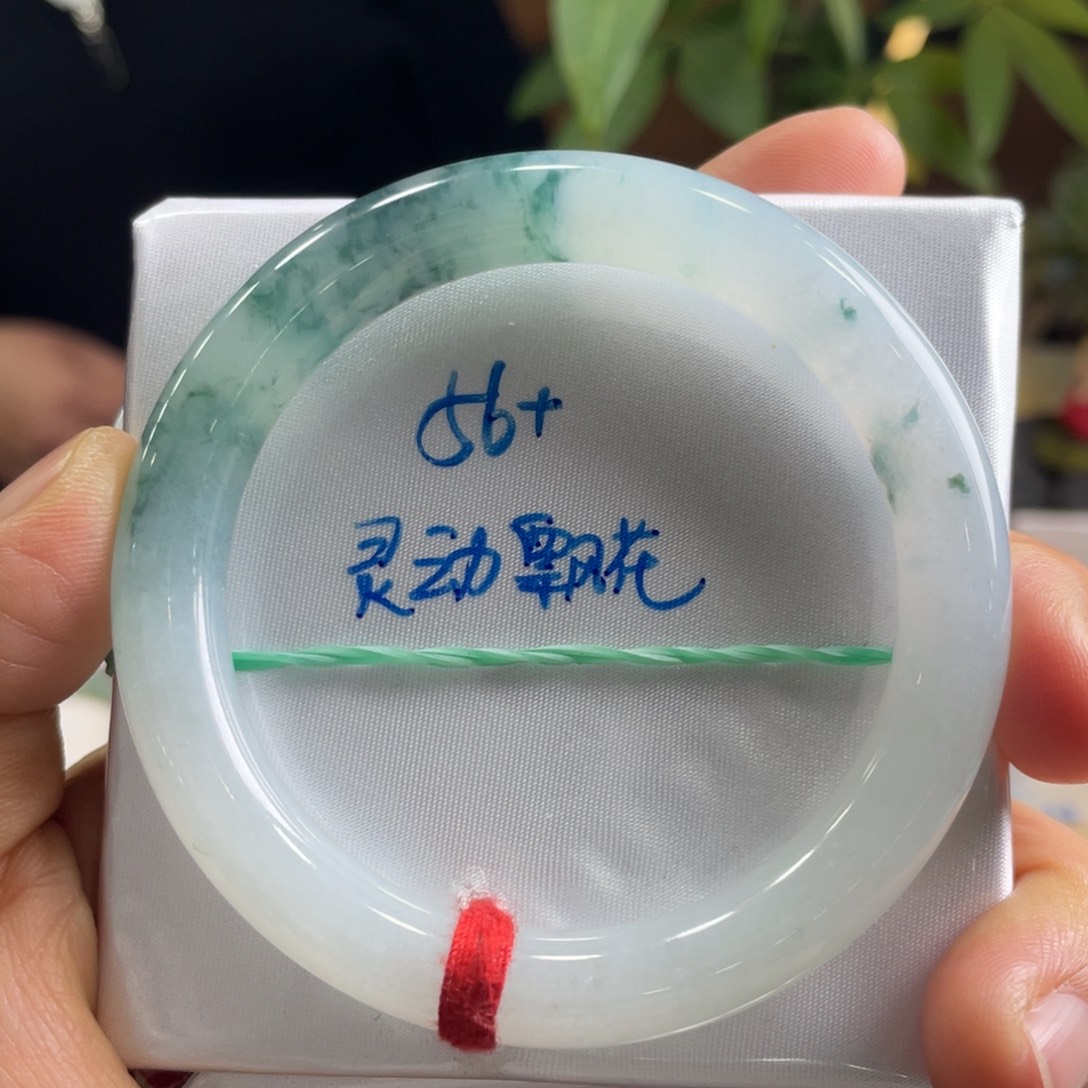 翡翠手镯未镶嵌翡翠