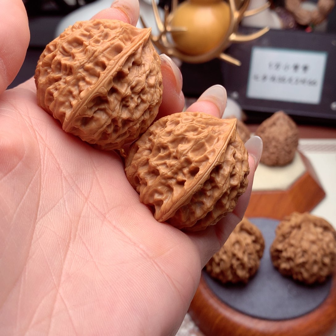 文玩核桃吊坠金牛。 6号