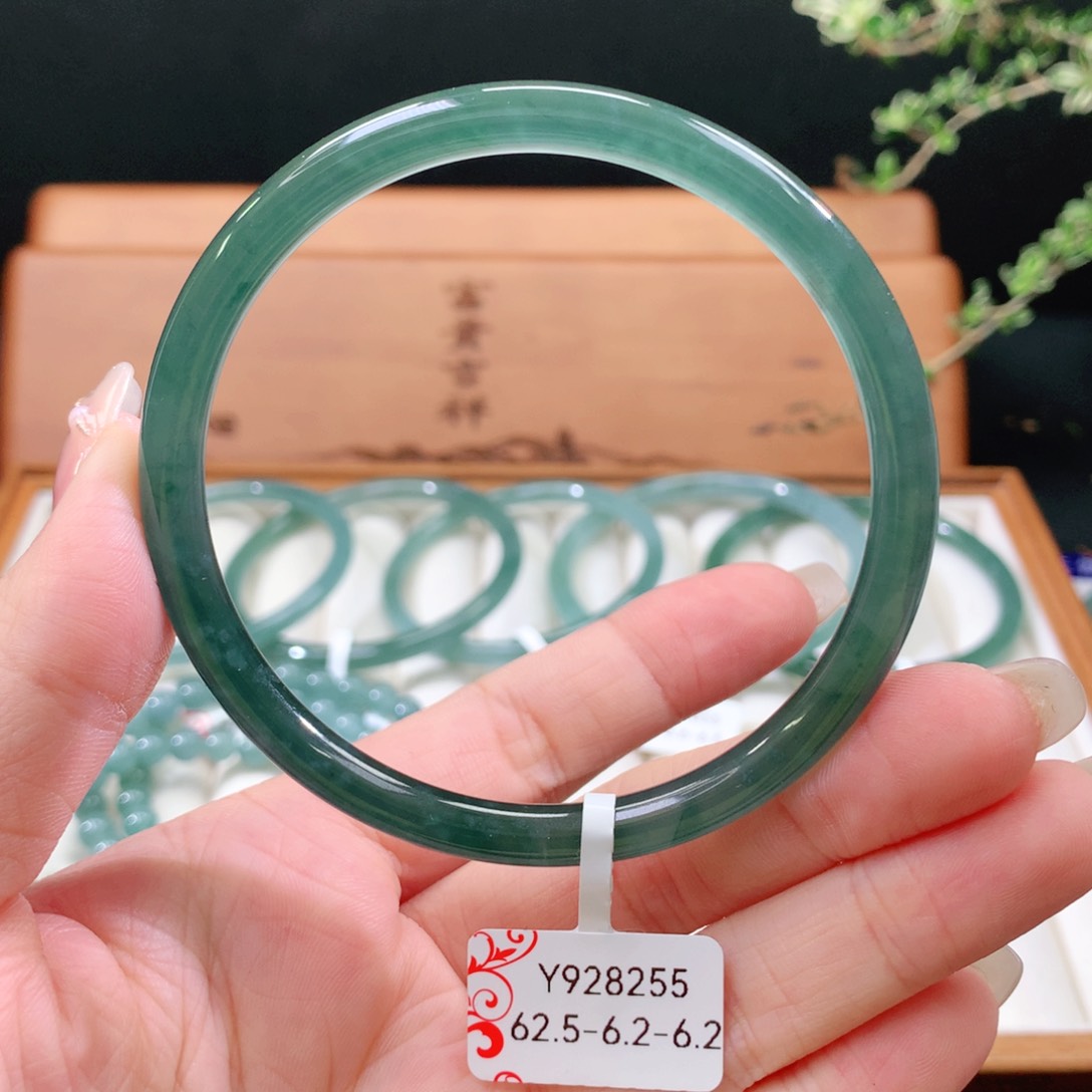 翡翠手镯未镶嵌天然