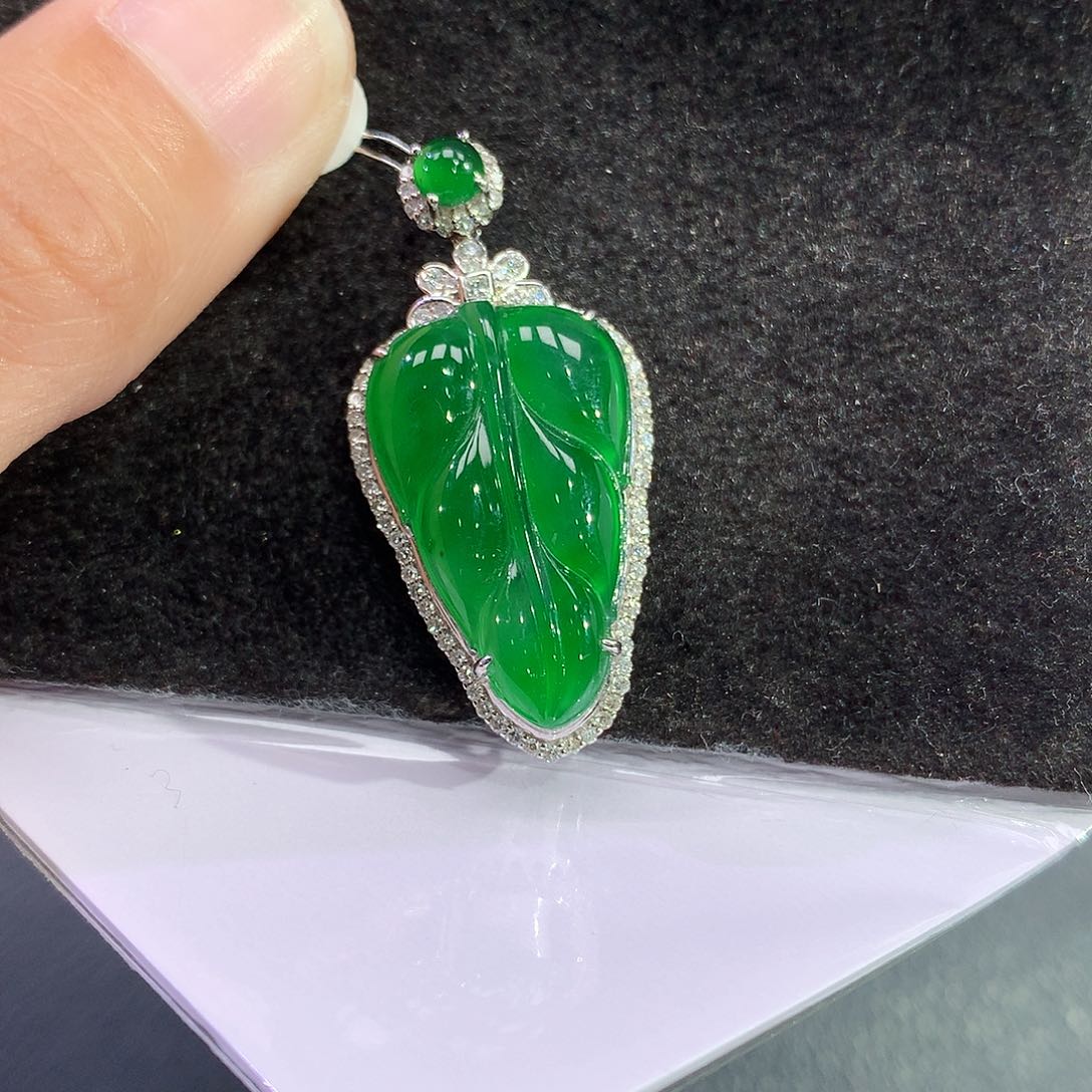 翡翠吊坠(赠链)18K金镶嵌