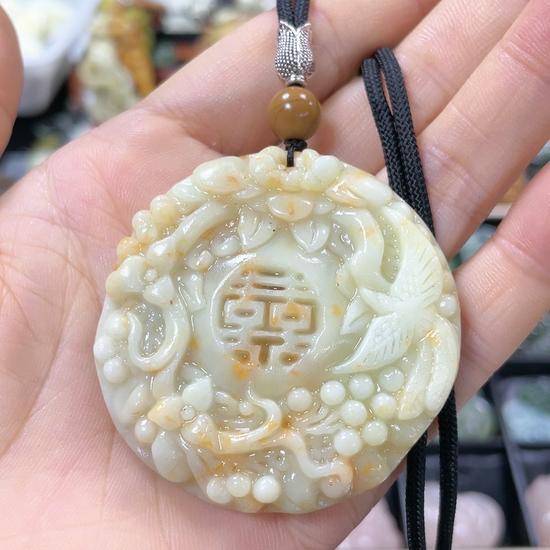 蛇纹石玉颈饰合金