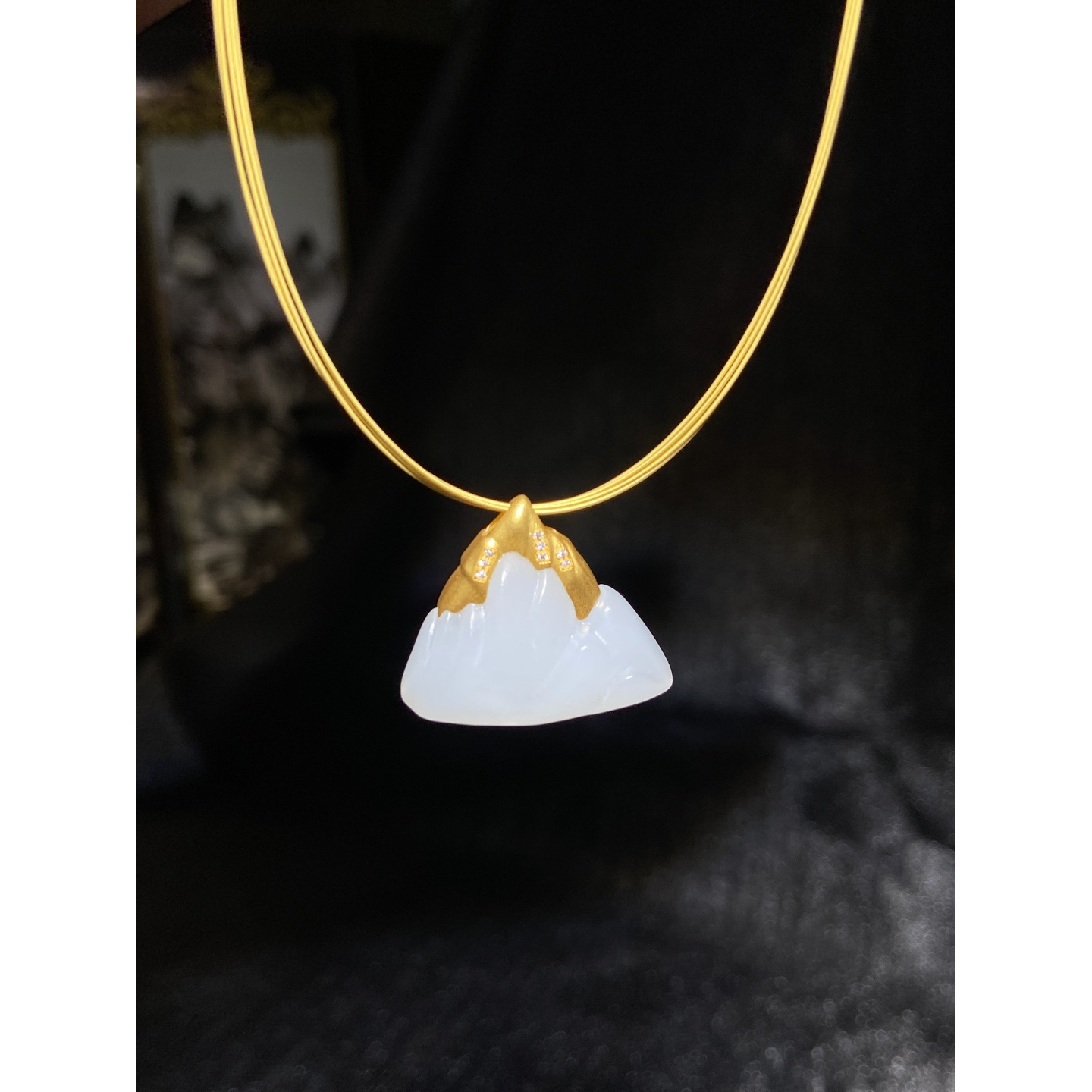 和田玉｜日照金山羊脂白玉18K金镶“靠山”25.7*20.5*11.6mm2000/件（