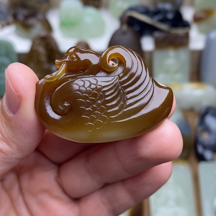 就***石和田玉未镶嵌颈饰