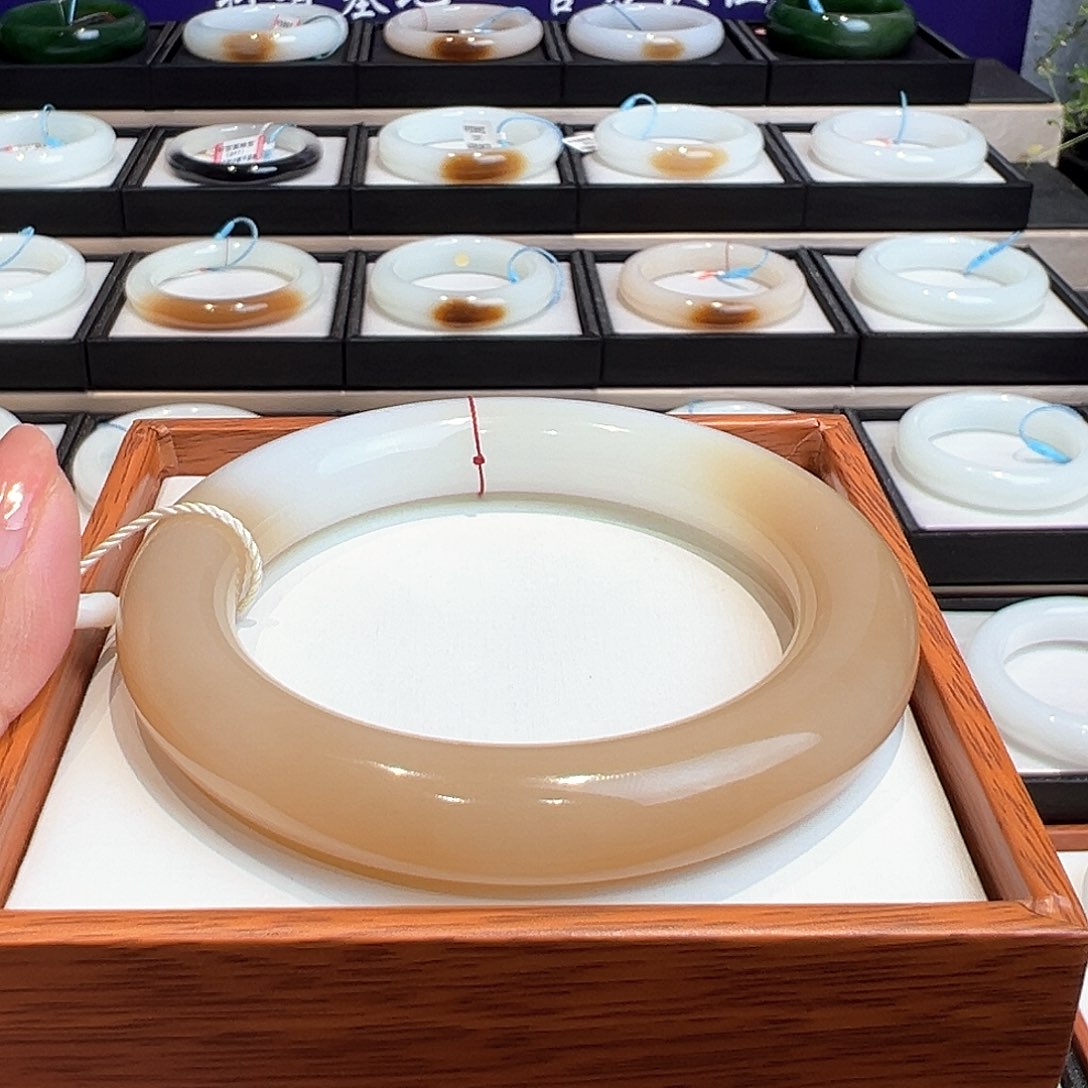 和田玉手镯未镶嵌