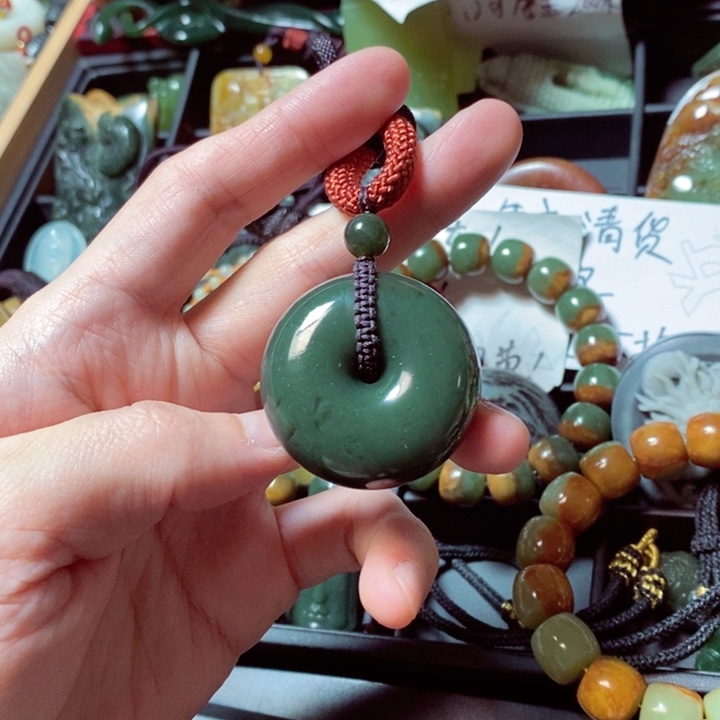 透闪石质玉颈饰未镶嵌