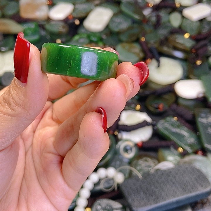 颈饰未镶嵌和田玉王*