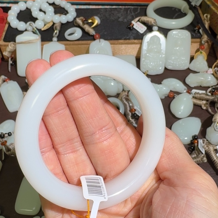 蔚***然和田玉未镶嵌手镯