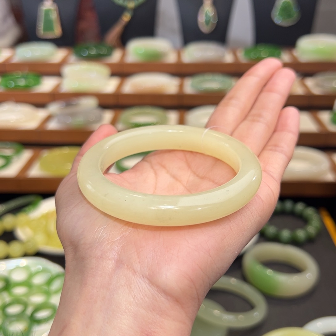 和田玉手镯 未镶嵌新疆若羌点墨冰黄口56