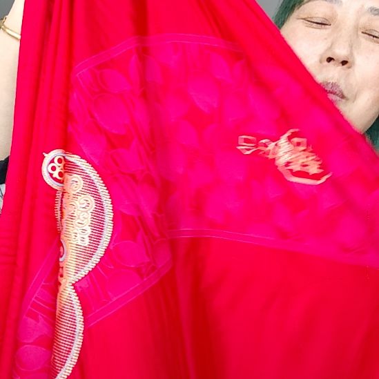 棉高端8m布料。有1m是次品，共9m。