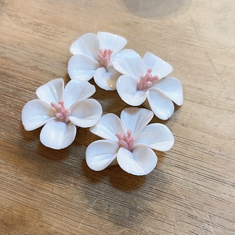 白瓷拍一发四粉色花朵摆件