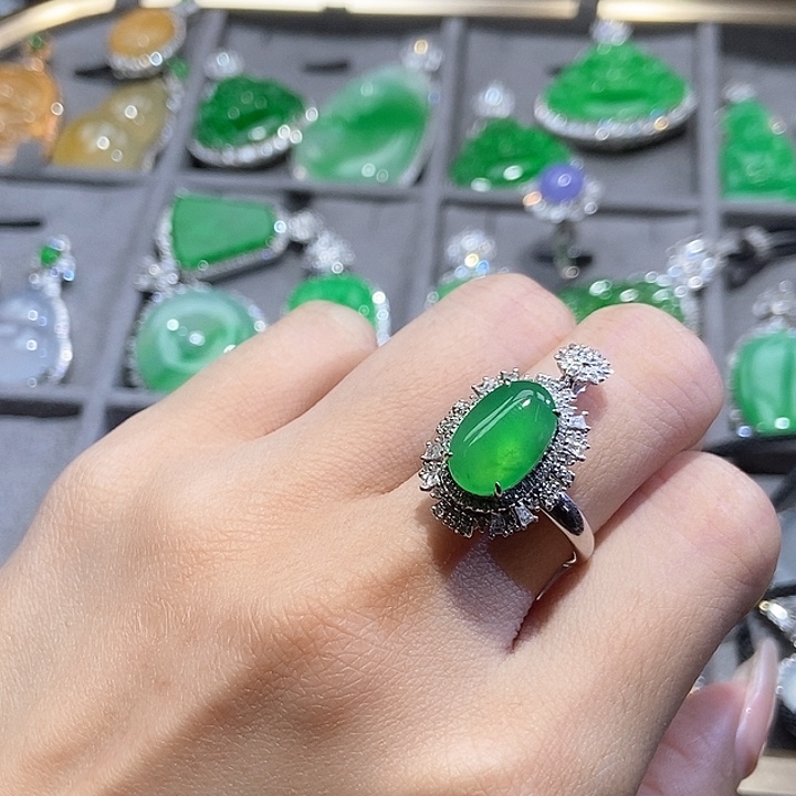 颈饰18K金镶嵌翡翠