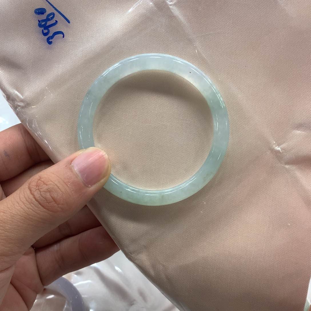翡翠手镯未镶嵌翡翠