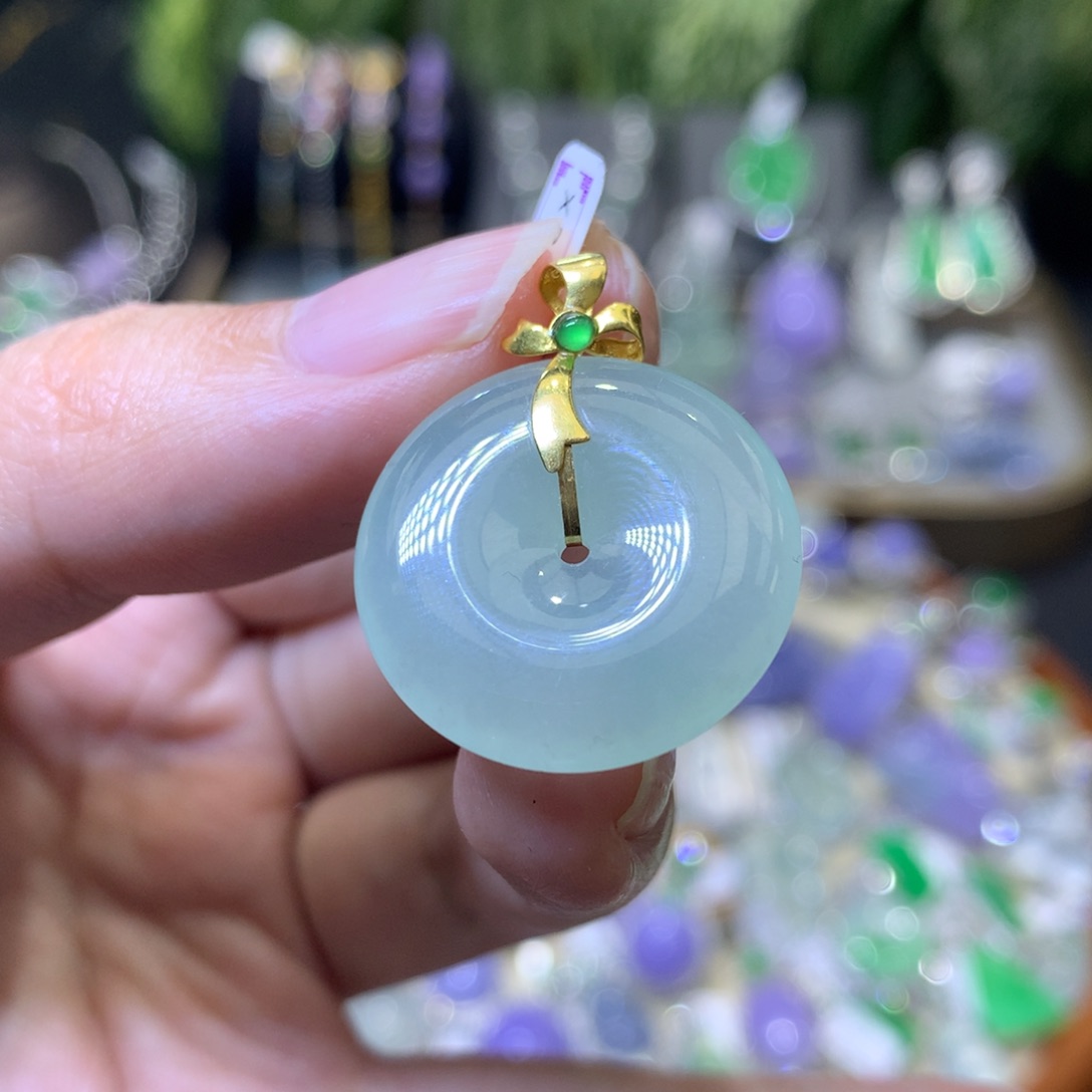 颈饰18K金镶嵌翡翠