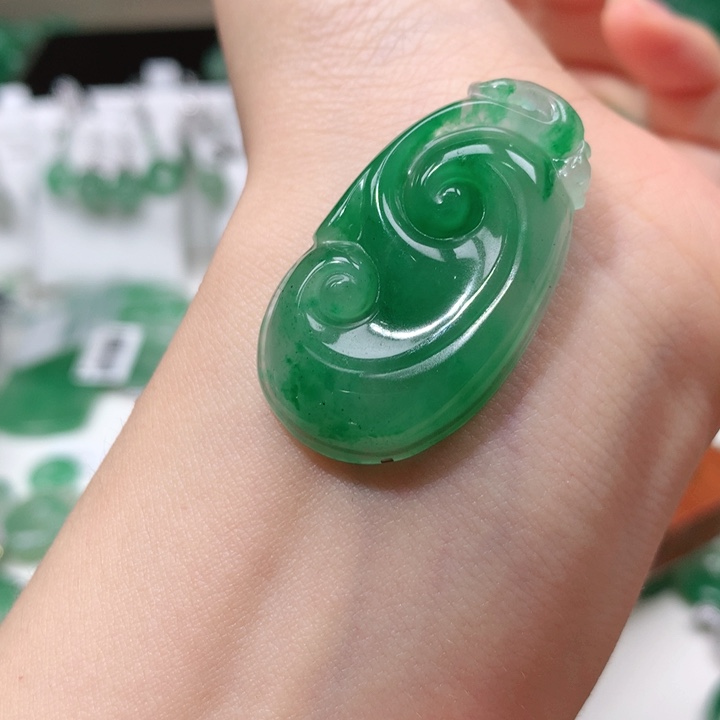 石英质玉未镶嵌颈饰