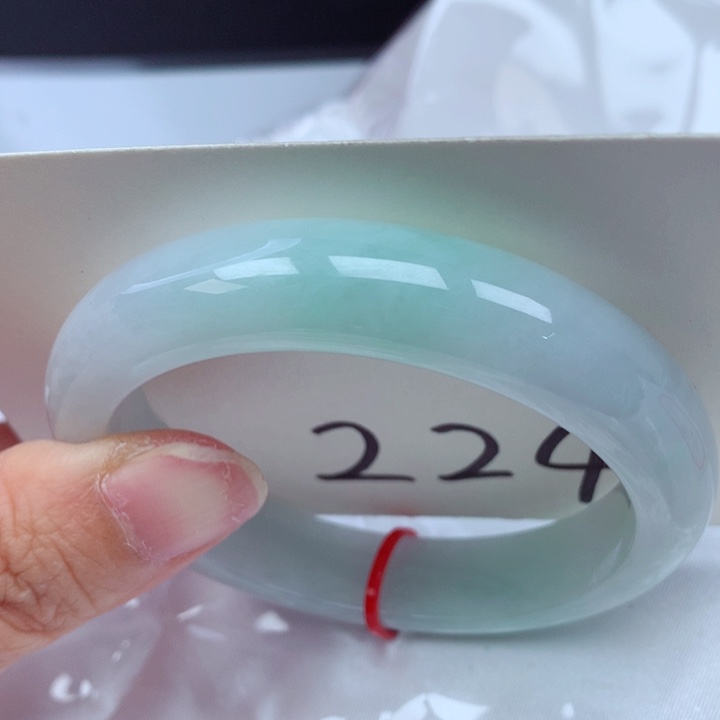 翡翠手镯未镶嵌翡翠