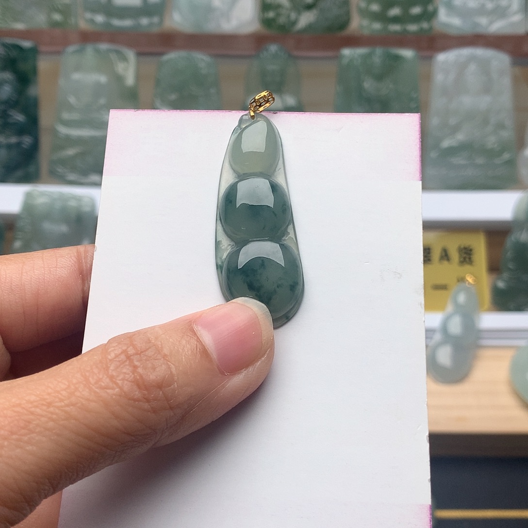 翡翠未镶嵌颈饰福豆