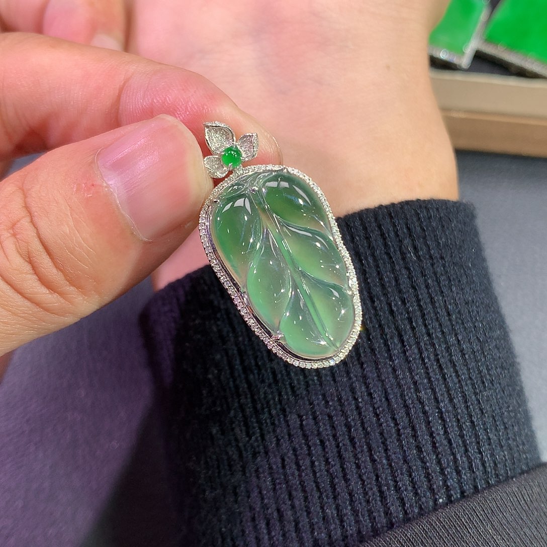 翡翠吊坠(赠链)18K金镶嵌