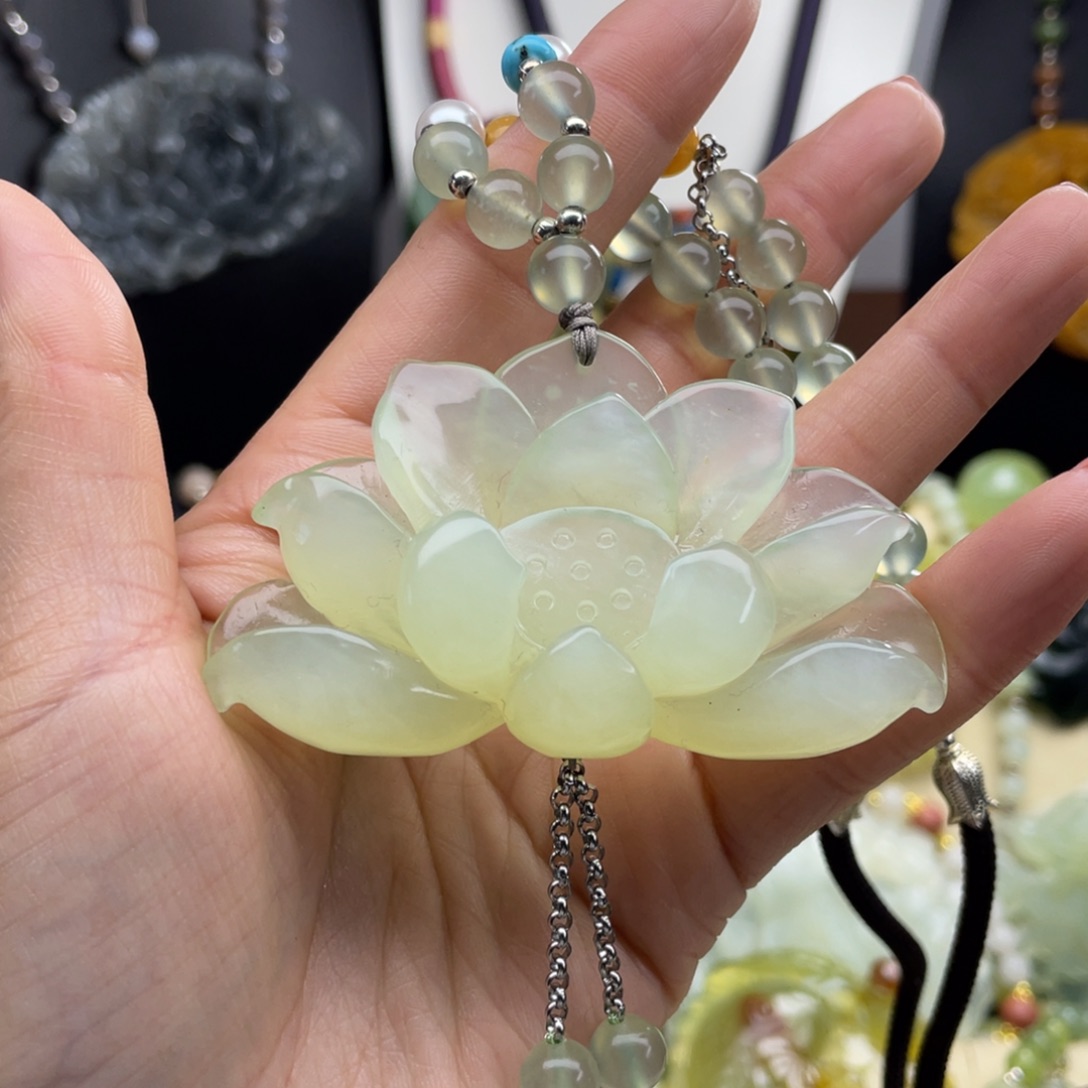 未镶嵌蛇纹石玉颈饰