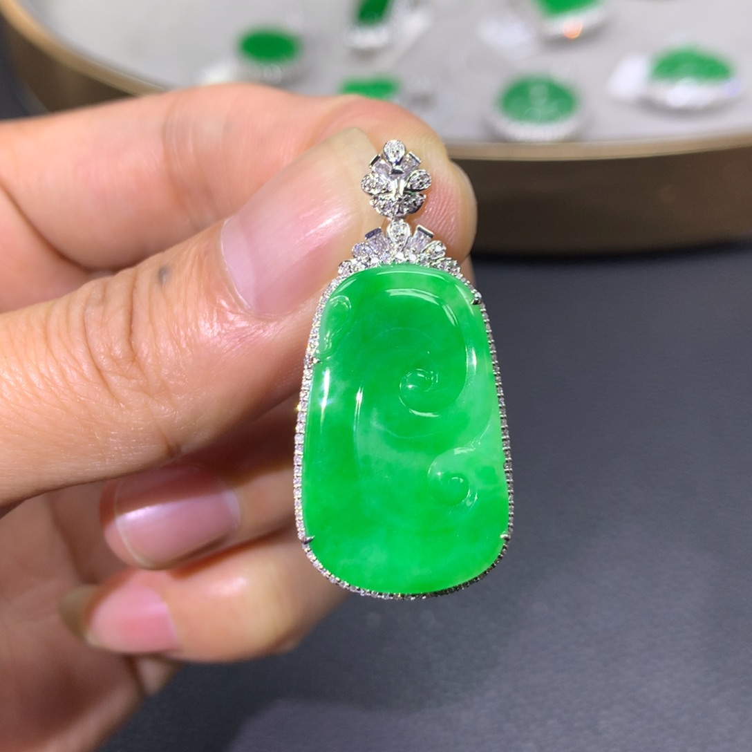 翡翠颈饰18K金镶嵌翡翠