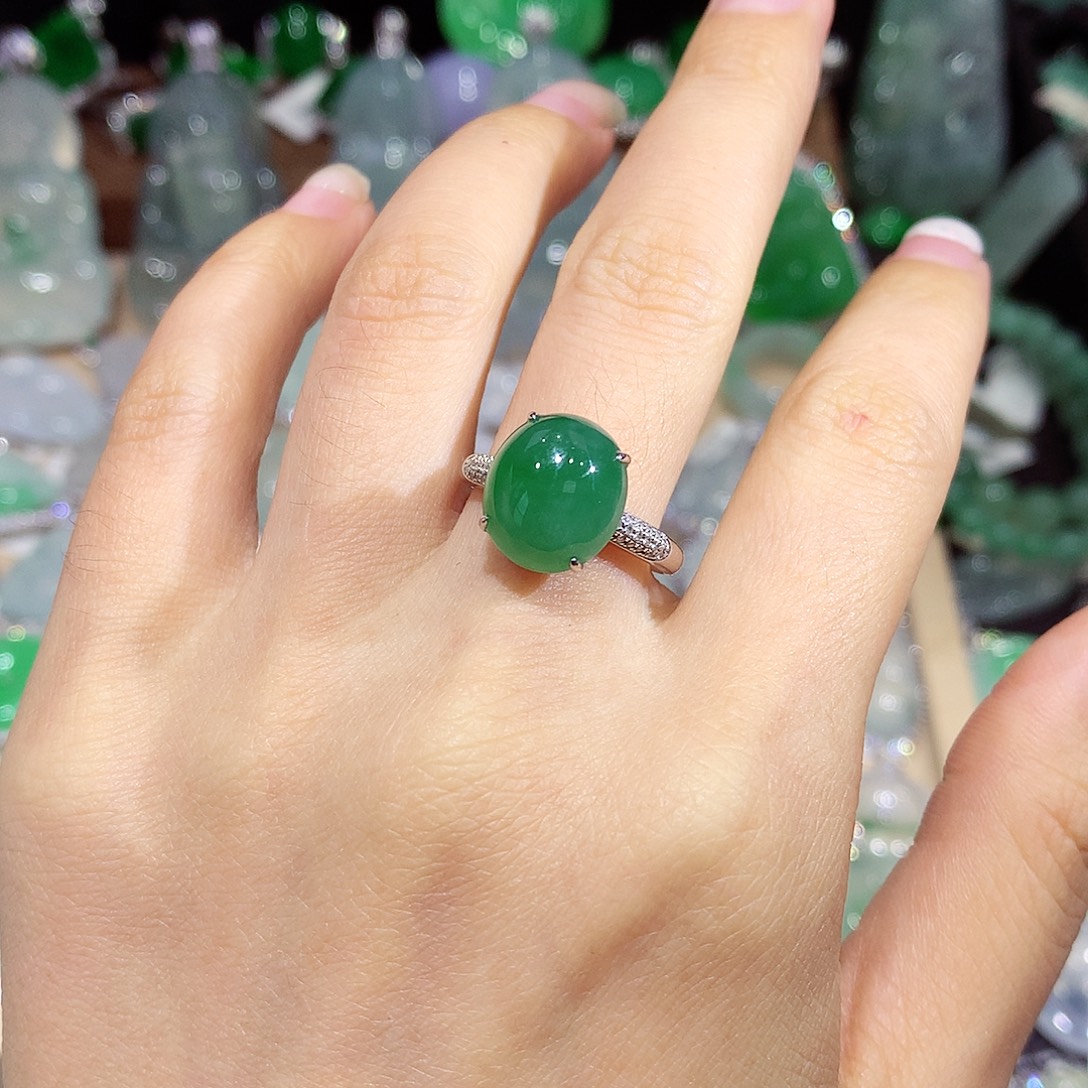 翡翠18K金镶嵌颈饰蛋面