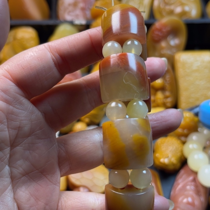 斗***移石英质玉未镶嵌颈饰