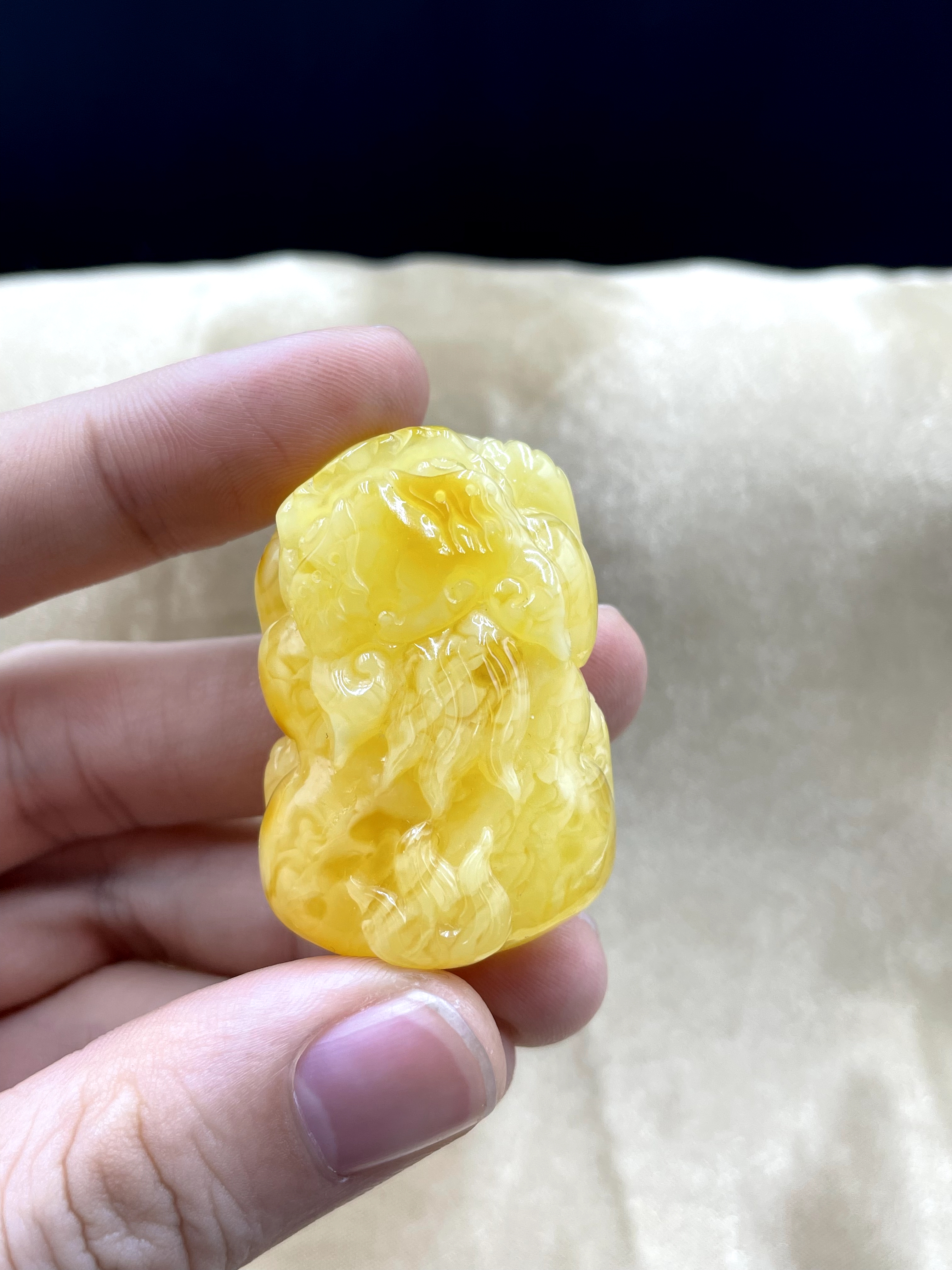 原矿高品质俄料蜜蜡挂坠 精工雕刻貔貅尺寸30×45 小原皮色点缀