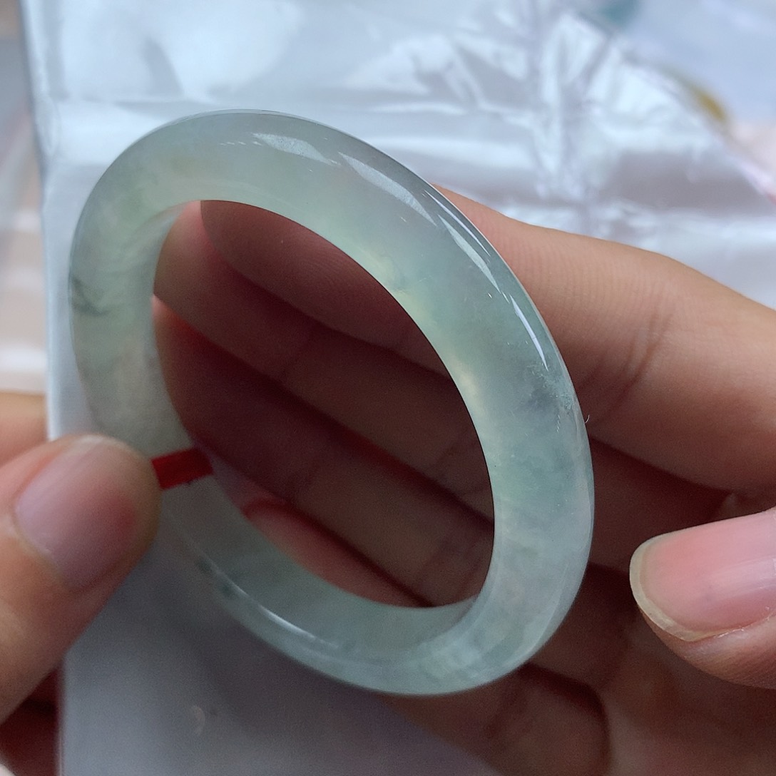 翡翠手镯未镶嵌翡翠