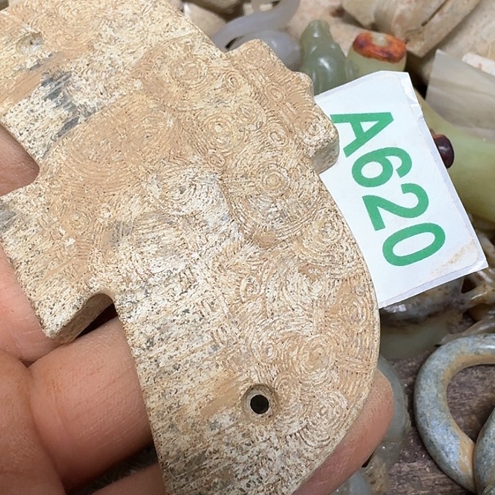 蛇纹石玉颈饰未镶嵌