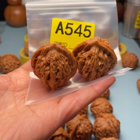 曹****文玩核桃吊坠虎头精对 38