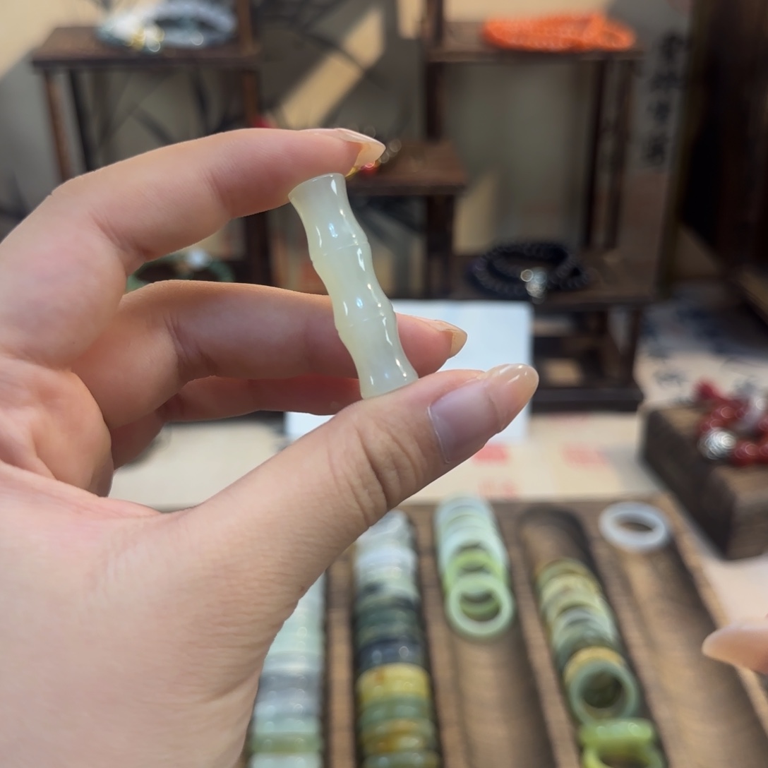 蛇纹石玉颈饰合金