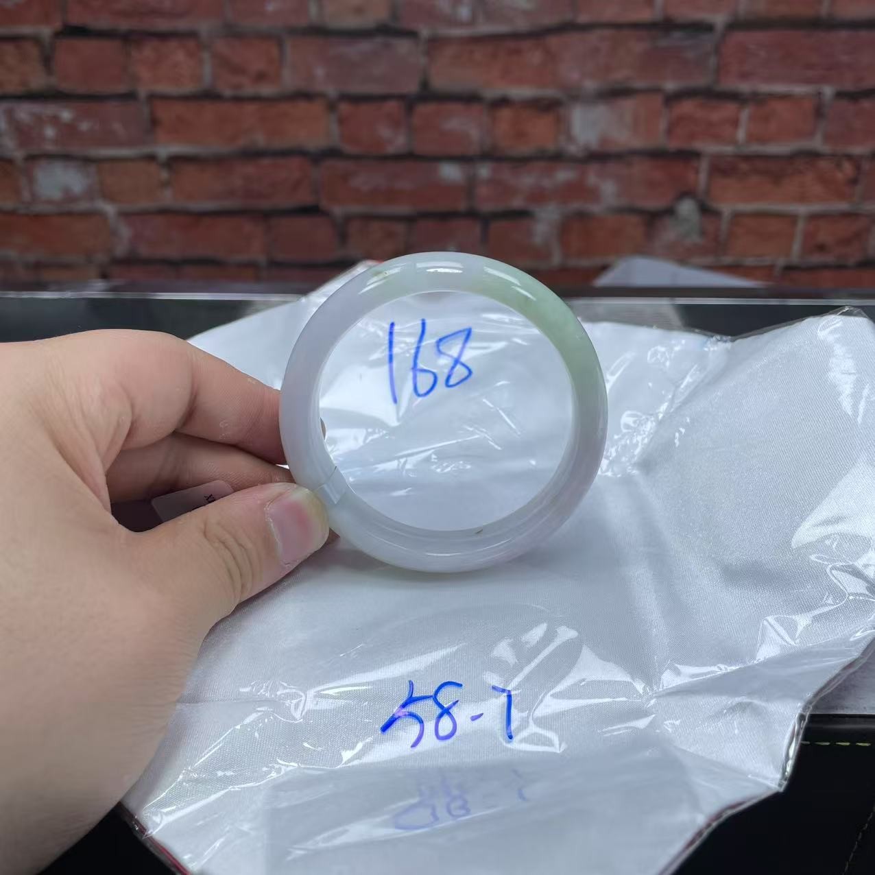 毛货手镯需精细抛光/168