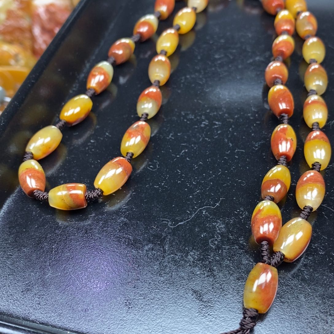 未镶嵌石英质玉（黄龙玉）颈饰