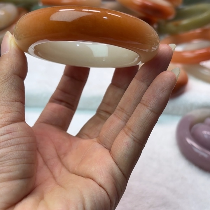 我***运石英岩玉未镶嵌手镯