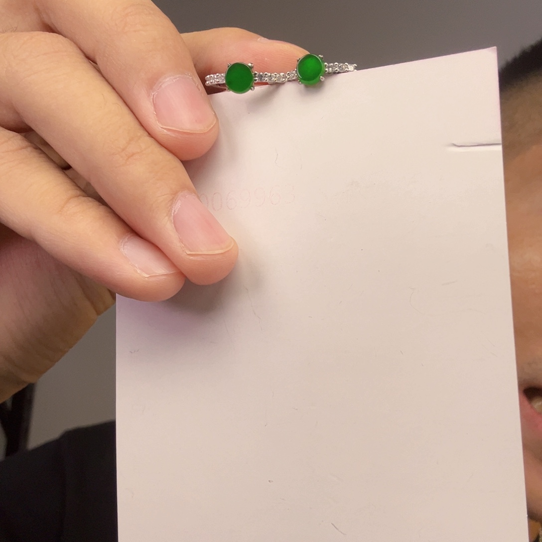 翡翠未镶嵌挂件一对