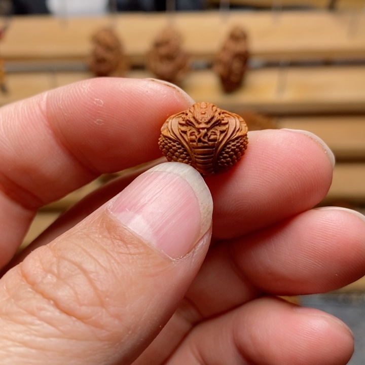 桃核雕刻蛇王单颗