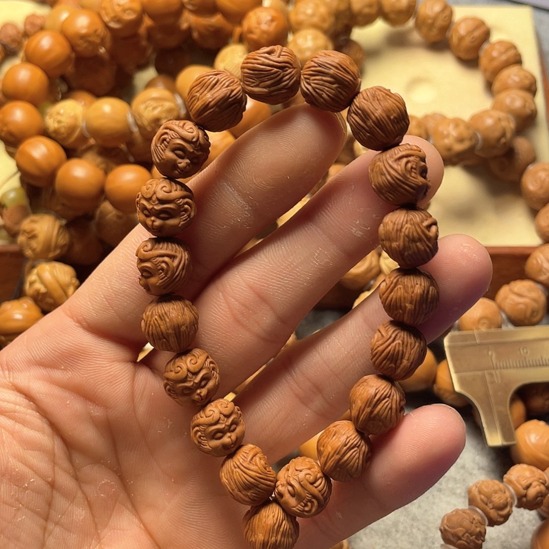 龙纹桃核雕刻孙悟空