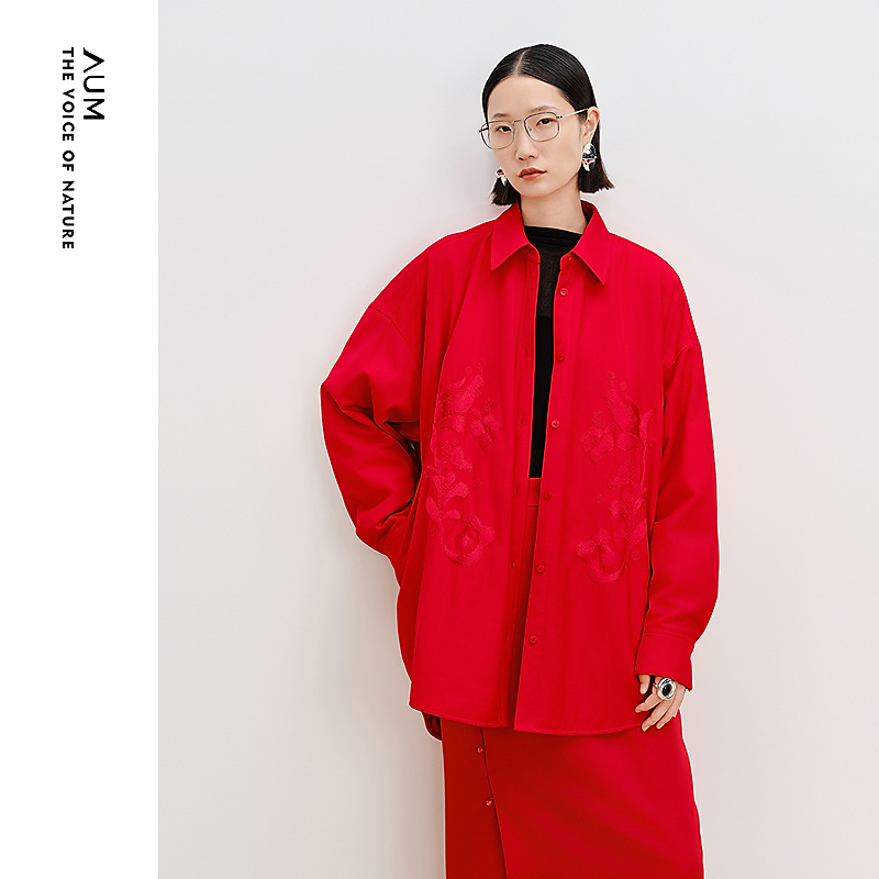 【新年系列】AUM/噢姆红色衬衫绣花落肩茧型宽松棉服外套M1FZ1202L