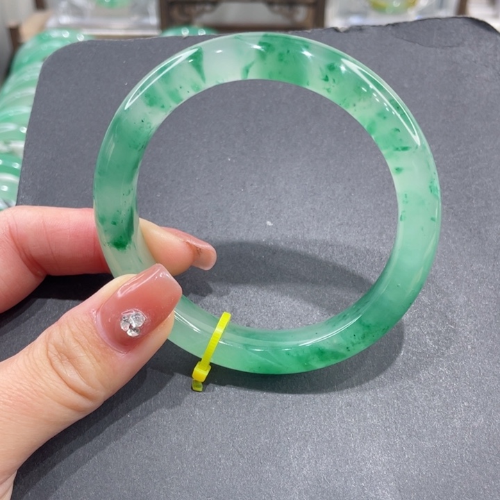 未镶嵌手镯石英质玉